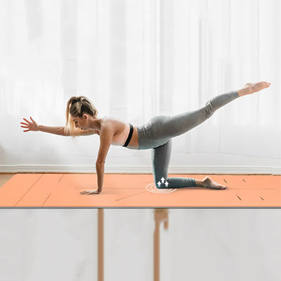 femme sur tapis de yoga jambe bras lever ohm