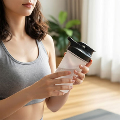 Shaker Protéines 300 ml avec Boule de Mélange - femme boit son shake dans son salon- Soiflex