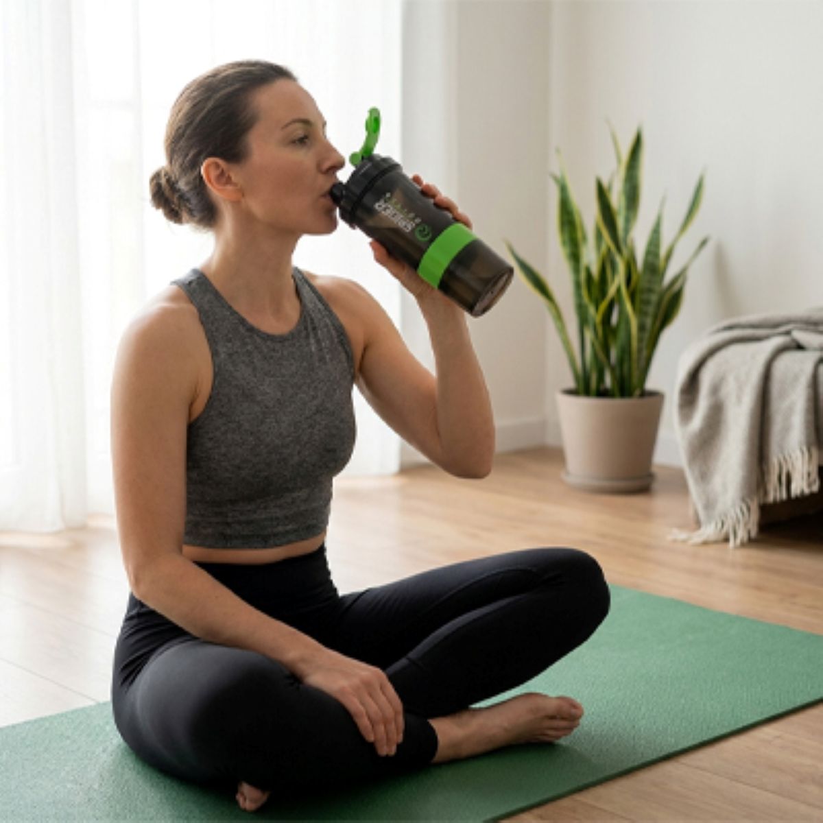 Shaker Protéine 500ml avec Boule de Mélange –)femme boit son shake sur son tapis de yoga - Soiflex