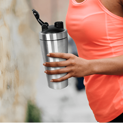 Gourde Shaker Onder 750 ml – Léger et idéal pour activité physique -une main tient la gourde shaker Soiflex