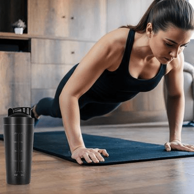 Gourde Shaker Onder 750 ml – Léger et idéal pour activité physique -fille sur tapis de yoga avec gourde Soiflex