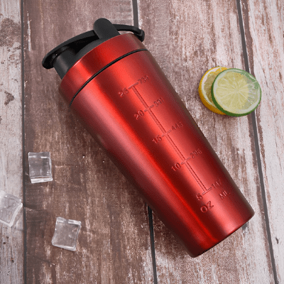Gourde Shaker Onder 750 ml – Léger et idéal pour activité physique - visuel de la gourde shaker rouge sur table Soiflex