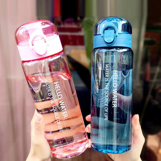 Gourde sport 780 ml transparante gourde bleu et rose tenu par deux mains