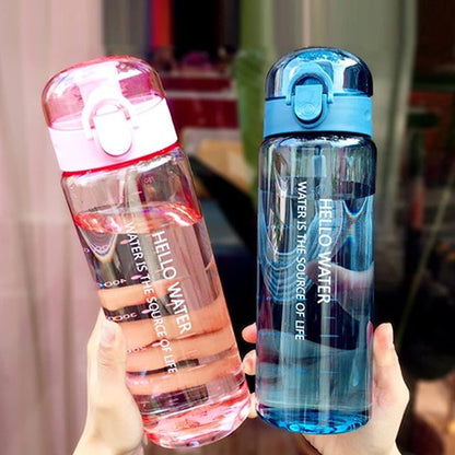 Gourde sport 780 ml transparante gourde bleu et rose tenu par deux mains