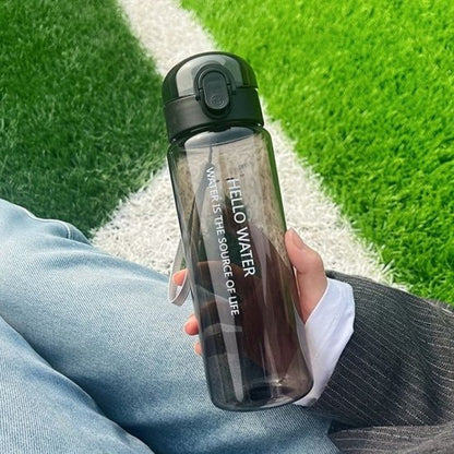 Gourde sport 780 ml transparante un homme tient la gourde noir dans sa main