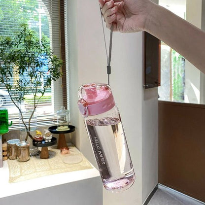 Gourde sport 780 ml transparante une main tient gourde par la corde