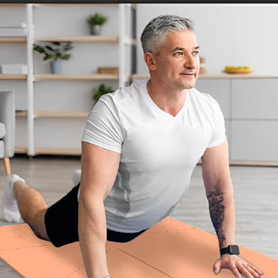 homme en cobra sur tapis de yoga-ohm