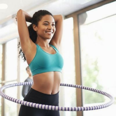 Hula hoop MassageFit – Stimule et tonifie vos abdos - femme avec hula hoop a la taille Soiflex