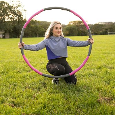Hula hoop Viva – Léger et durable pour fitness à domicile - femme dans un champ avec son hula hoop Soiflex