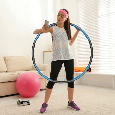 Hula hoop Viva – Léger et durable pour fitness à domicile - femme au salon avec son hula hoop Soiflex