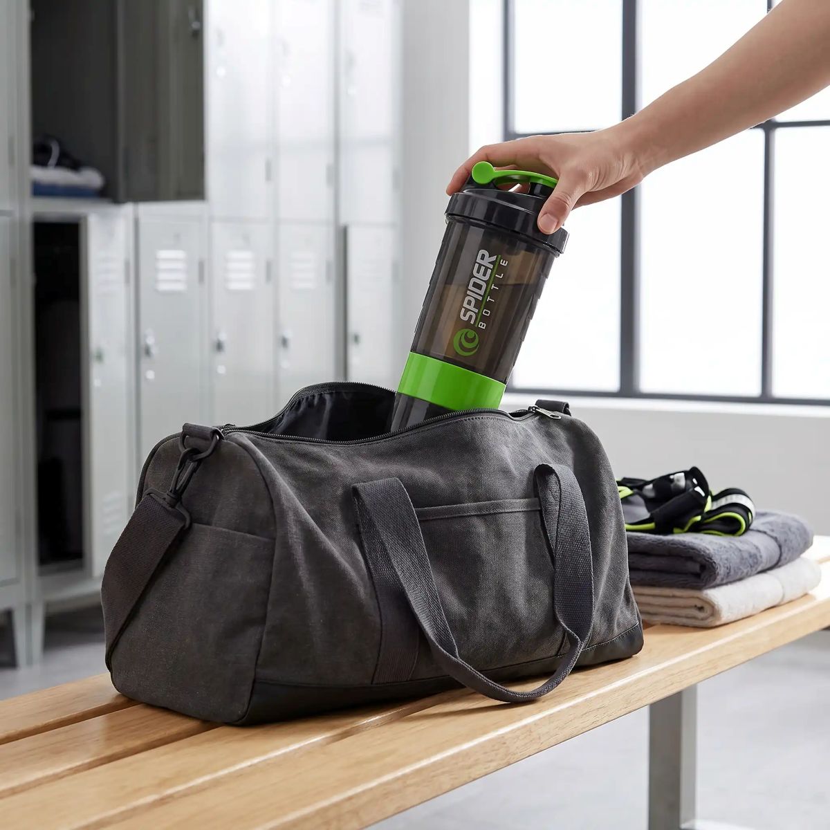 Shaker Protéine 500ml avec Boule de Mélange – une main met son shake dans son sac sport - Soiflex