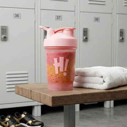 Shaker sport étanche 500 ml – Gourde fitness Soiflex -un shaker sur un banc dans un vestiaire  Soiflex