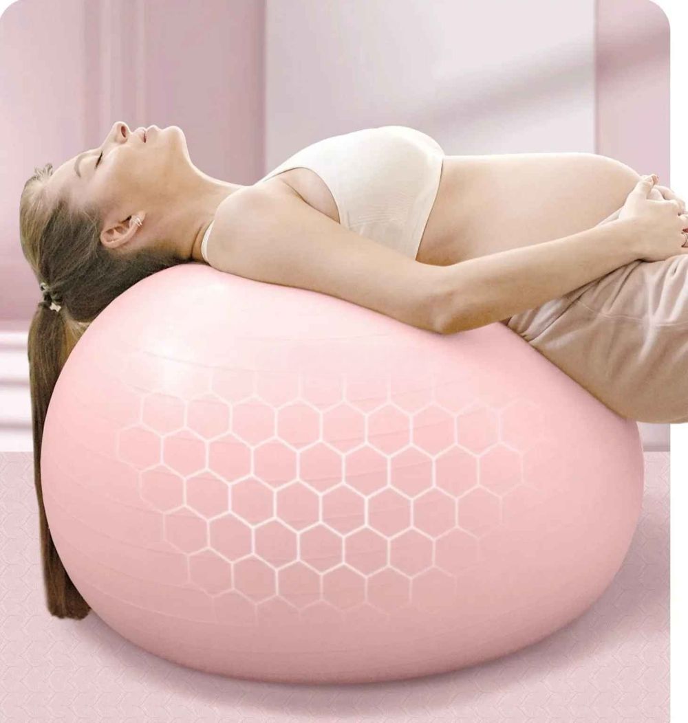 femme enceinte tout le dos appuyer sur ballon swiss ball aria 55 cm 