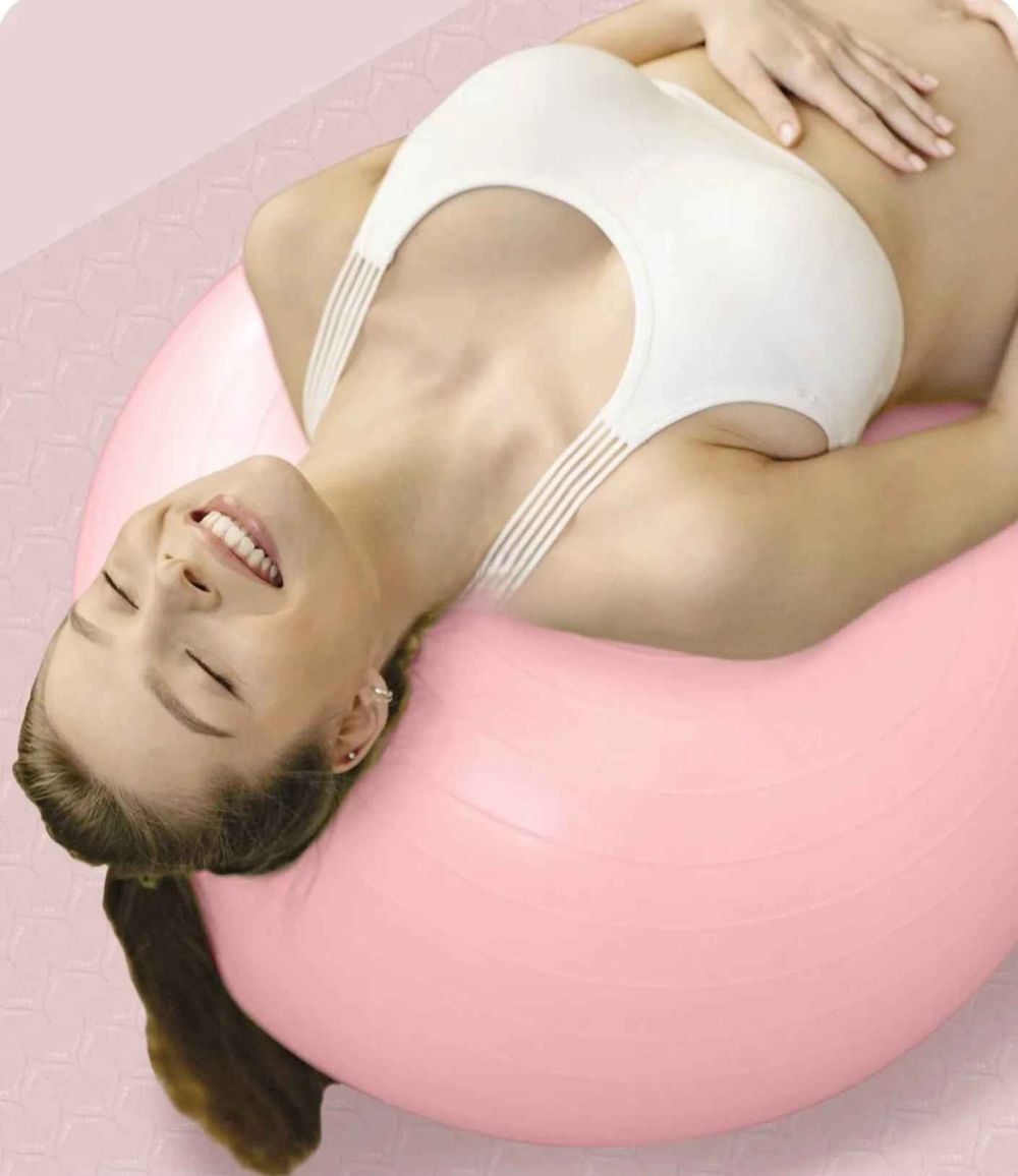 femme enceinte dos et tete appuyer sur swiss ball aria 55 cm