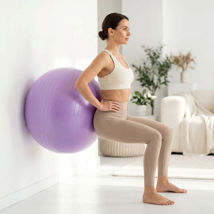 Exercice de squat mural avec swiss ball Aria pour muscler jambes et fessiers efficacement à domicile.