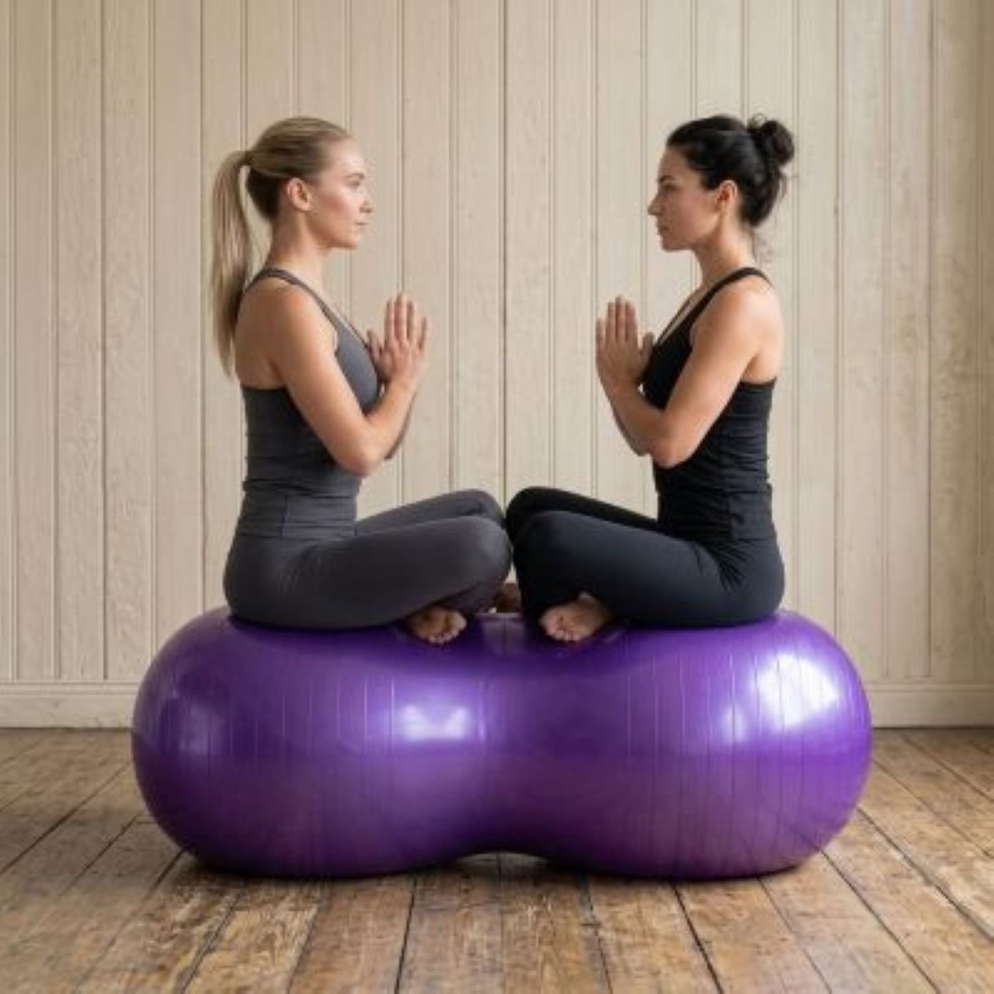 Swiss ball Cacahuètes – deux femmes face a face sur swiss ballConfort et stabilité pour fitness maison - Soiflex