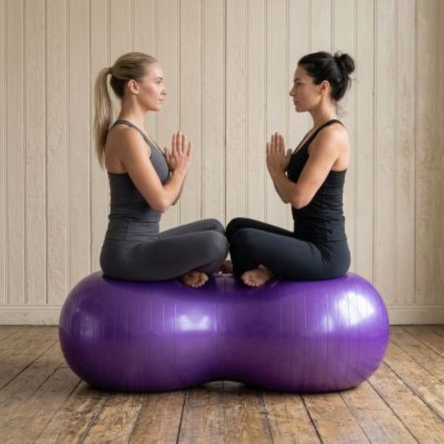 Swiss ball Cacahuètes – deux femmes face a face sur swiss ballConfort et stabilité pour fitness maison - Soiflex