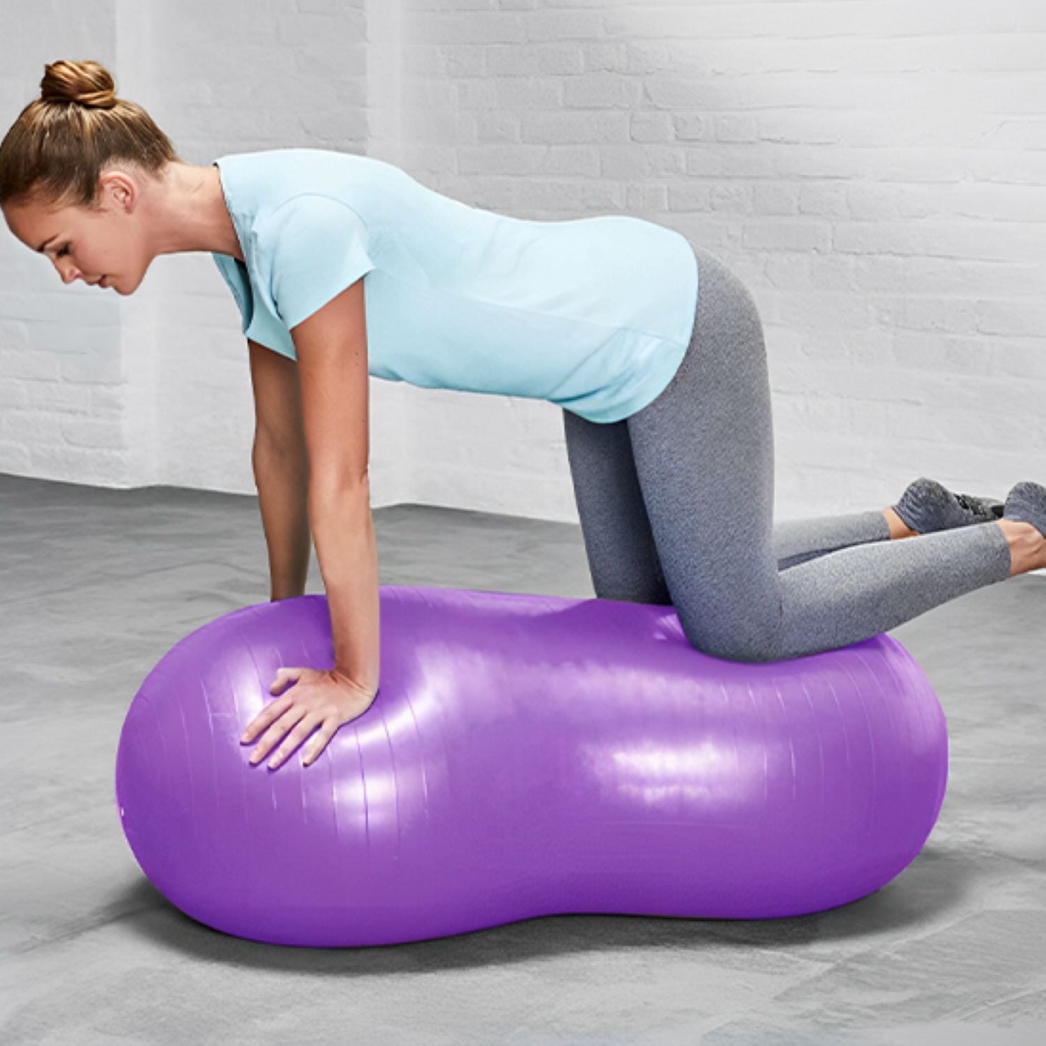 Swiss ball Cacahuètes – femme genou et main sur swiss ball Confort et stabilité pour fitness maison - Soiflex