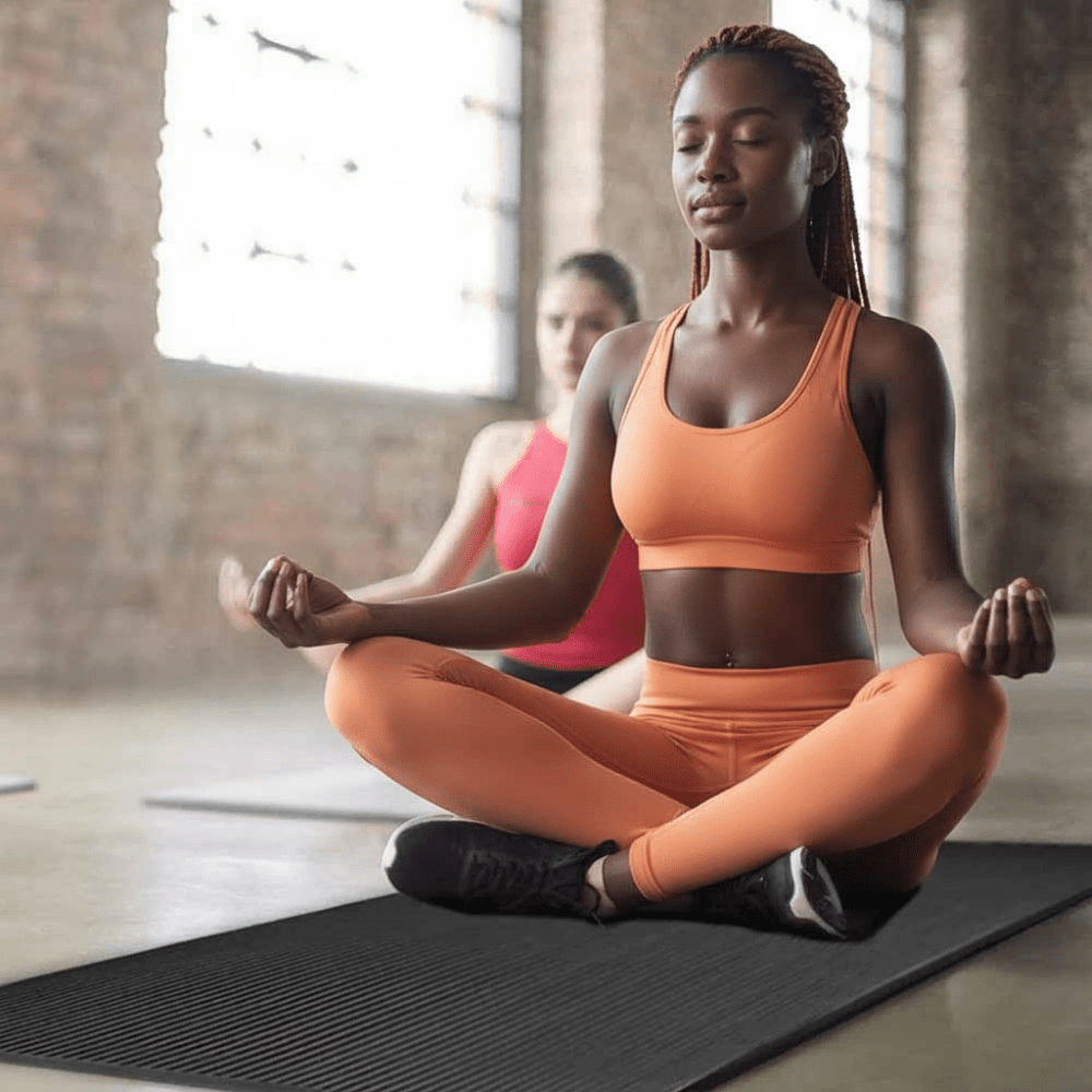 Tapis de gym épais ComfortPlus 20 mm – Protection maximale - femme assise en namaste sur tapis Soiflex