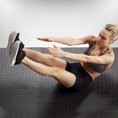 Tapis de gym Koa 10 mm antidérapant pour entraînement et fitness - femme jambe et bras en lair assis sur tapis Soiflex