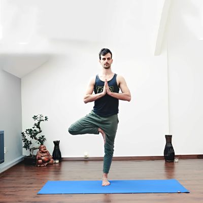 Tapis du sport Ciel 10 mm – Léger & antidérapant -homme debout en arbre sur son tapis de yoga Soiflex