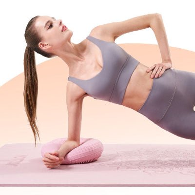 Tapis pilates Vital femme sur un bras