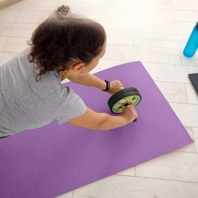 Tapis sport Flory 10 mm – Confort & stabilité femme sur tapis de yoga avec roue abdominale- Soiflex